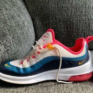 Womens Nike air max’s axis running shoes